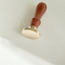 Cargar imagen en el visor de la galería, Sello de Lacre - Personalizado Ovalado Enroscable 2.1 x 3 cm